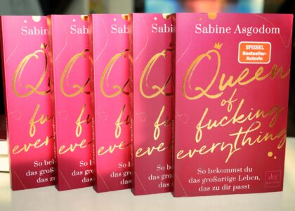 QUEEN OF FUCKING EVERYTHING: Buch von SPIEGEL Bestsellerautorin SABINE ASGODOM, 205 Seiten