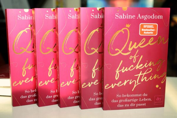 QUEEN OF FUCKING EVERYTHING: Buch von SPIEGEL Bestsellerautorin SABINE ASGODOM, 205 Seiten