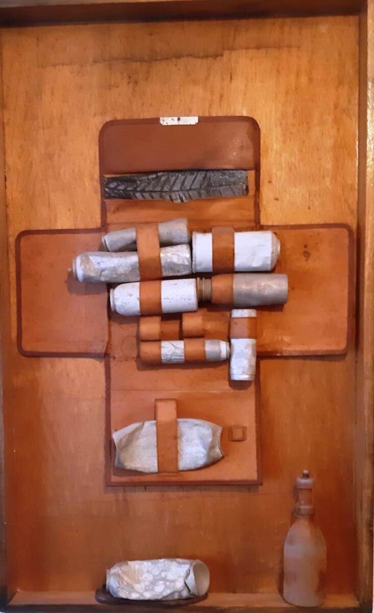 assemblage mit metallobjekten von ralf reichelt