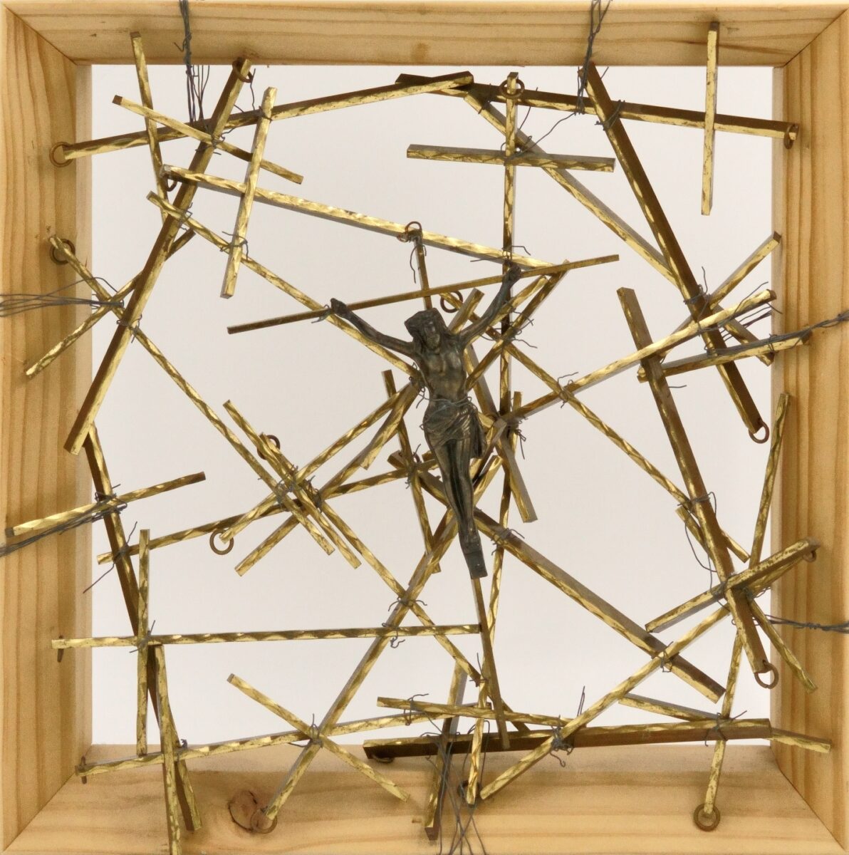 assemblage jesus am kreuz metall und holz von ralf reichelt